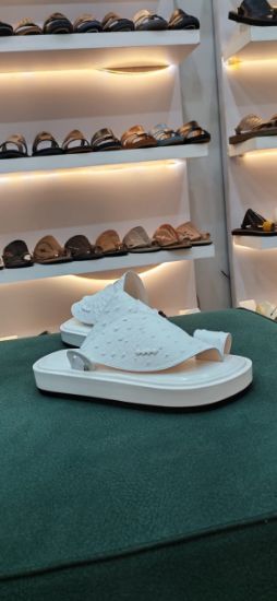 صورة حذاء شرقي جلد تمساح ارضيه ملبس مريح ومانع الانزلاق